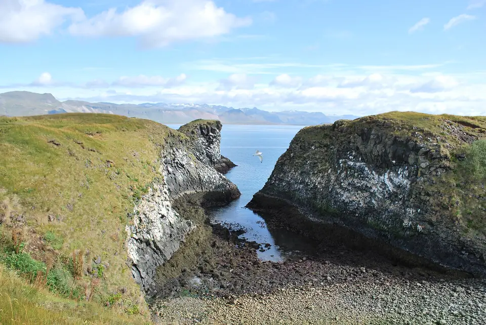 Bucht mit grasbewachsenen Felsen bei Arnarstapi