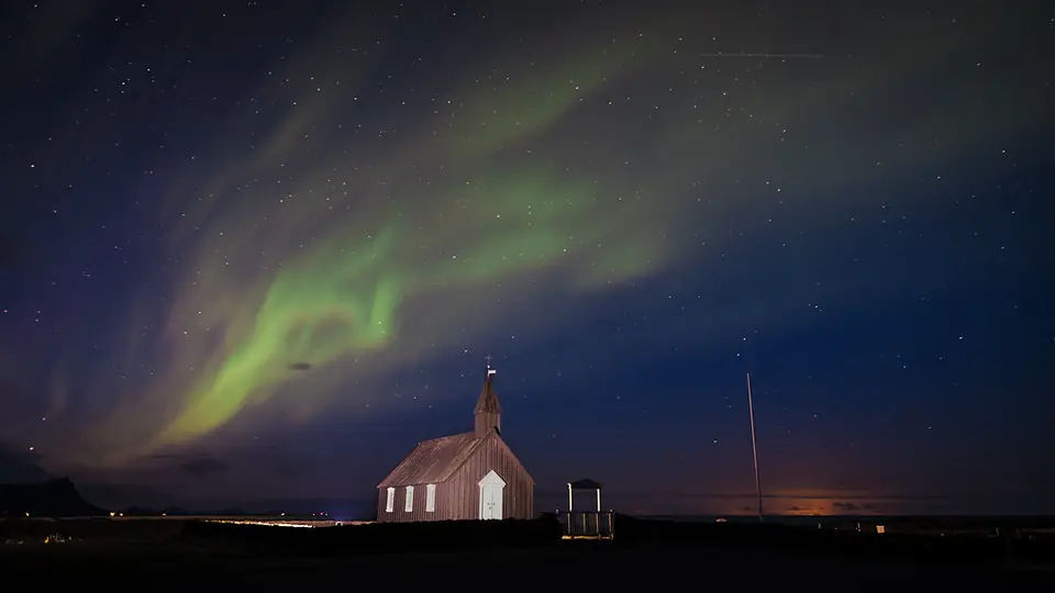 Nordlicht über der schwarzen Kirche von Búðir bei Nacht