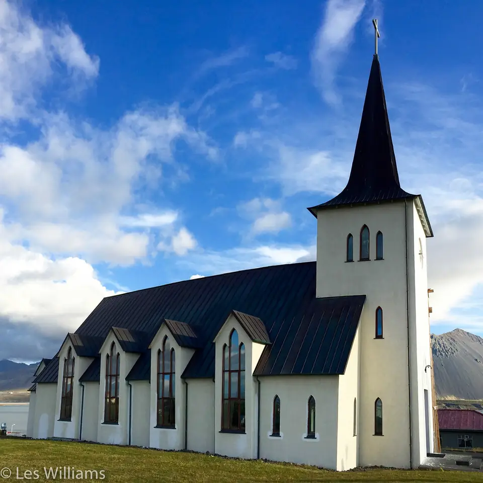 L’église de Borgarnes et son clocher pointu sous un ciel bleu, dans l’ouest de l’Islande