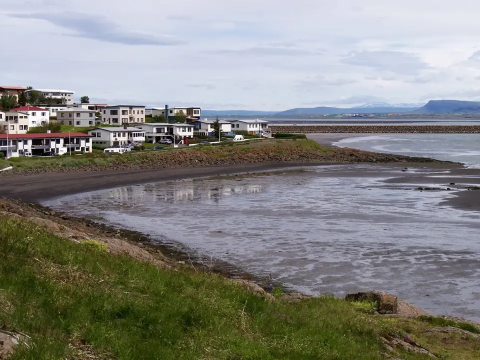 Maisons de Borgarnes au bord de l’eau à marée basse, sur le Borgarfjörður, ouest de l’Islande