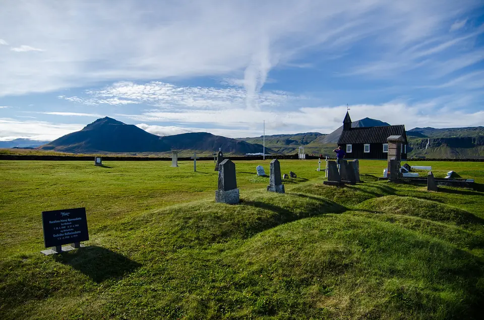 Friedhof mit alten Grabsteinen vor der Kirche von Búðir und Bergen