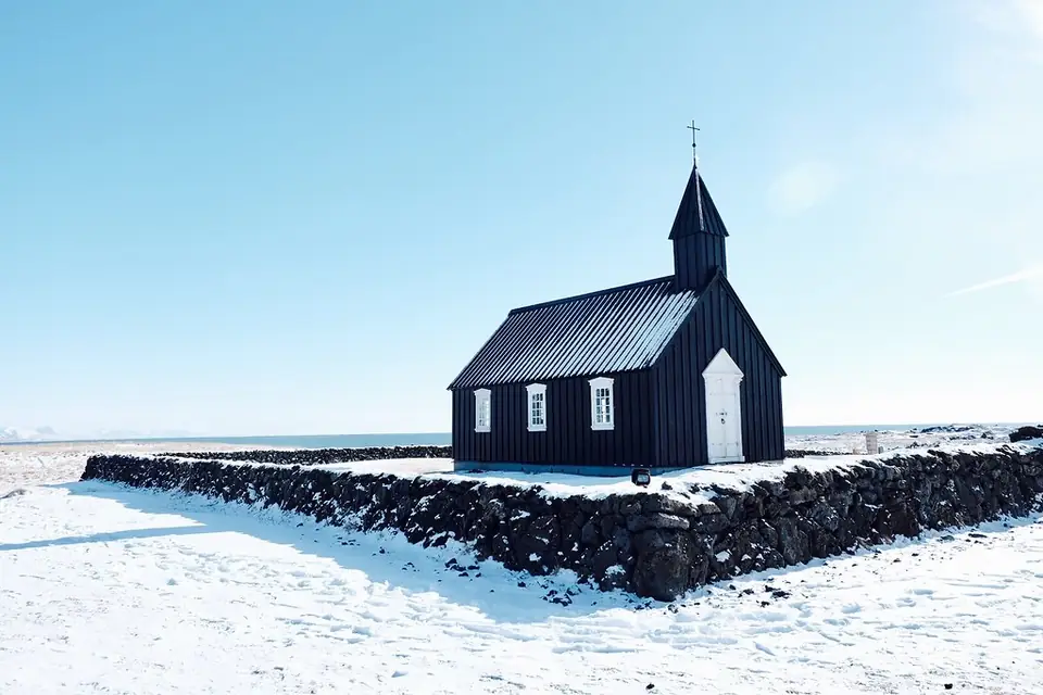 Die schwarze Kirche von Búðir im Schnee