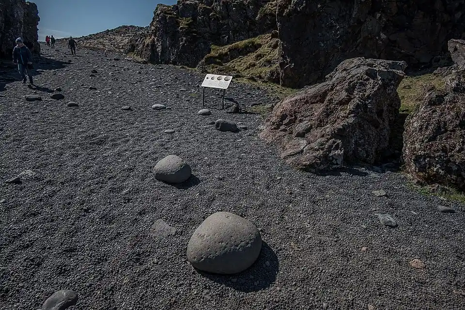 Die runden Hebesteine am Weg zum Strand Djúpalónssandur mit Infotafel