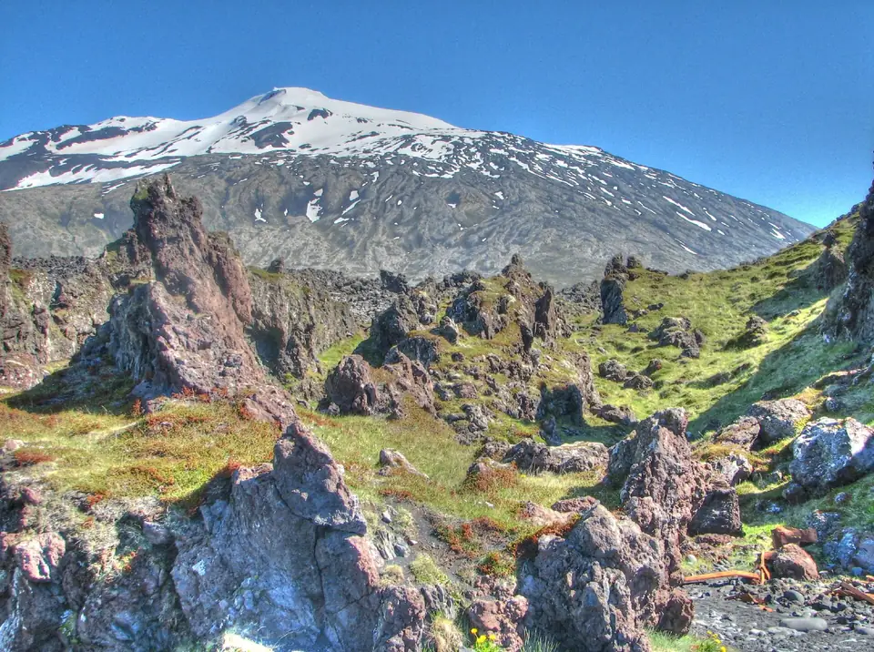 Lavafelsen bei Dritvík mit dem Snæfellsjökull im Hintergrund