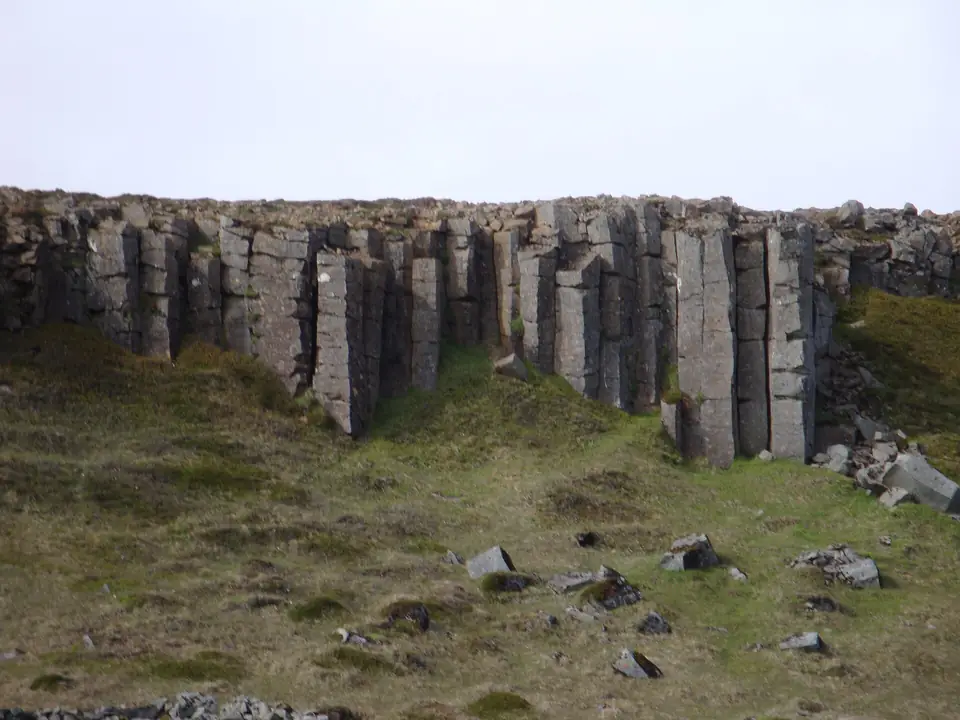 Basaltsäulen von Gerðuberg mit Geröll am Fuß