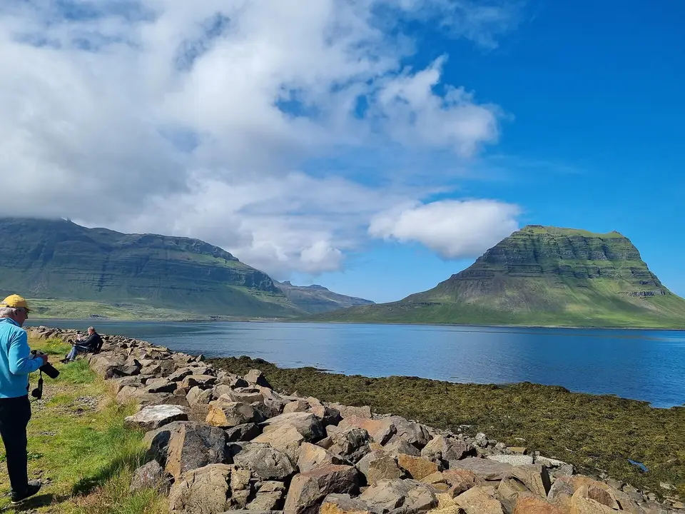 Uferweg mit Steinen am Grundarfjörður, gegenüber der Kirkjufell