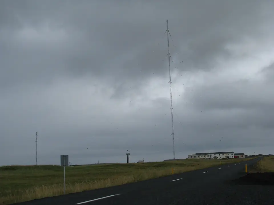 Hoher Langwellenmast von Gufuskálar über flachem Land