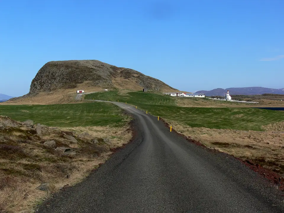 Chemin de gravier menant à la petite colline de Helgafell, près de Stykkishólmur