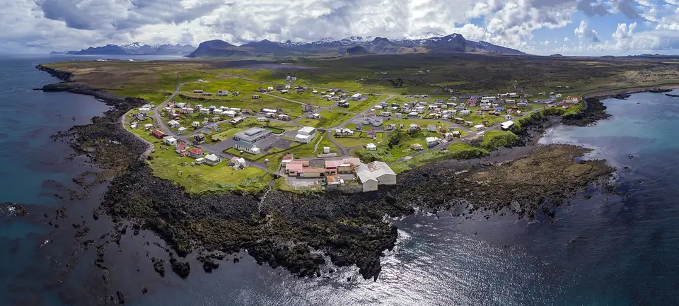 Luftbild von Hellissandur an der Küste mit Lava im Vordergrund