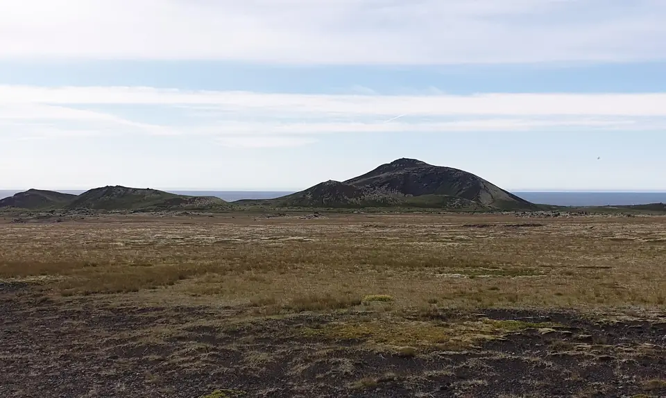 Kraterheuvel Hólahólar in een lavaveld