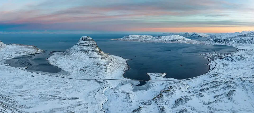 Panorama d’hiver avec le Kirkjufell enneigé et le fjord au petit matin, péninsule de Snæfellsnes