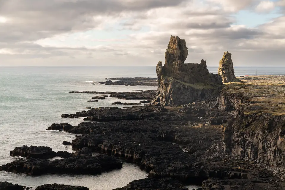 Lóndrangar mit Basaltküste und Meer