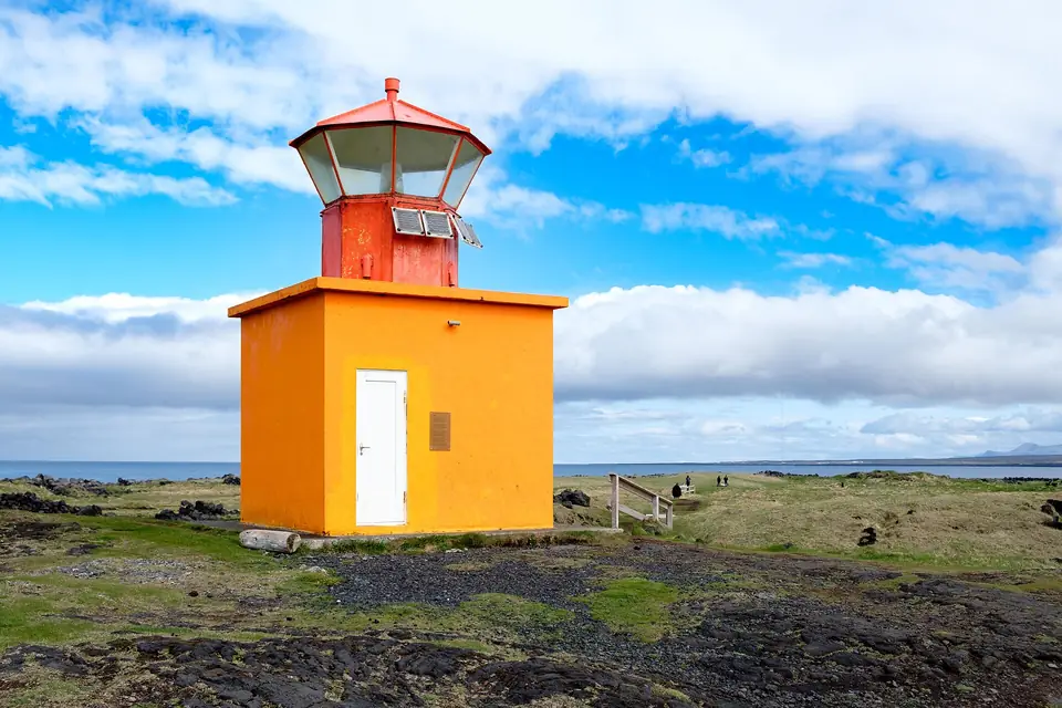 Oranje vuurtoren van Öndverðarnes op lava