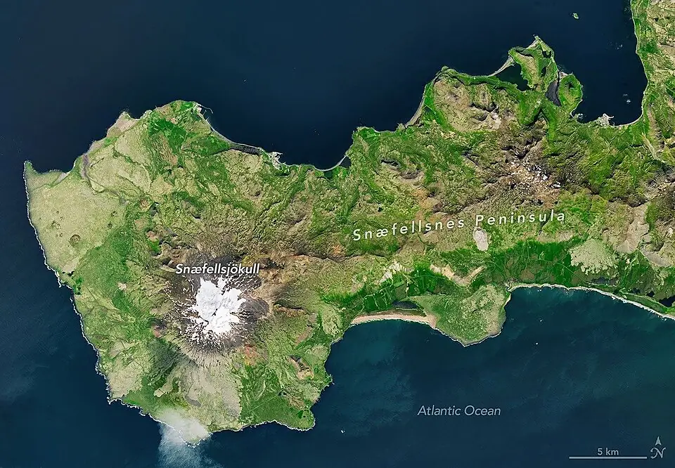 Satellitenbild der Halbinsel Snæfellsnes mit dem weißen Gletscher am Westende