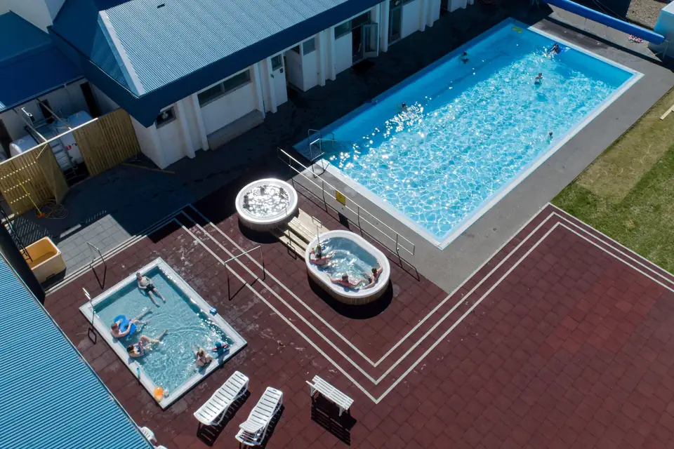 La piscine de Grundarfjörður vue d’en haut, avec son bassin et ses bains chauds ronds (hot pots)