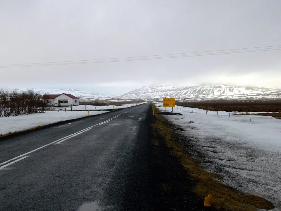 Route enneigée vers le versant nord de Snæfellsnes, avec des restes de neige sur le bas-côté