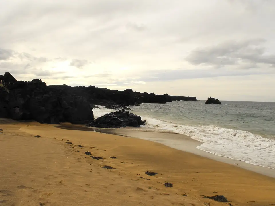 La plage de Skarðsvík avec ses rochers de lave et les vagues, à la pointe ouest de Snæfellsnes