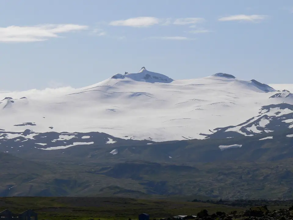 Snæfellsjökull sedd från Hellissandur, med flagga och lava i förgrunden
