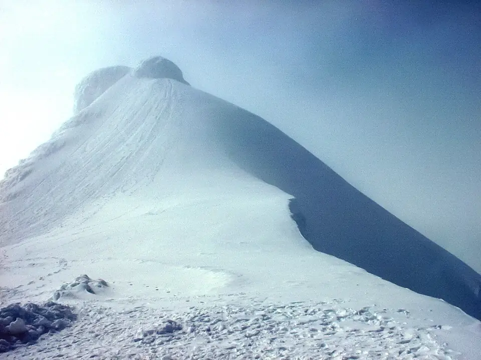 Snötäckt toppområde på Snæfellsjökull med isformation