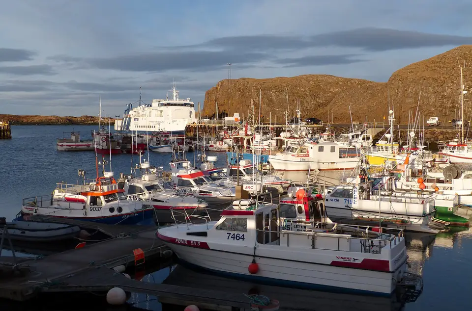 Le port de Stykkishólmur avec des bateaux et le ferry en arrière-plan, côte nord de Snæfellsnes