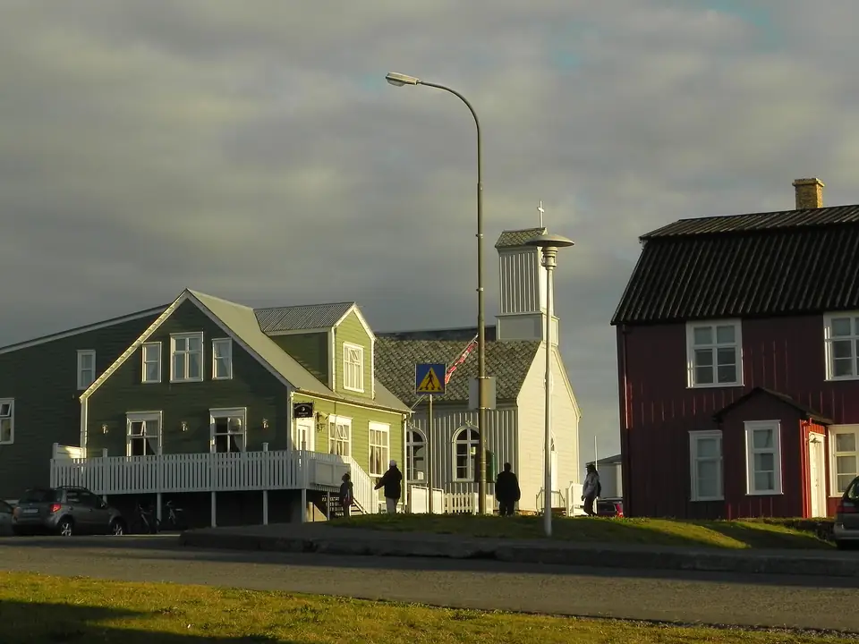 Alte Holzhäuser in Stykkishólmur mit Laterne