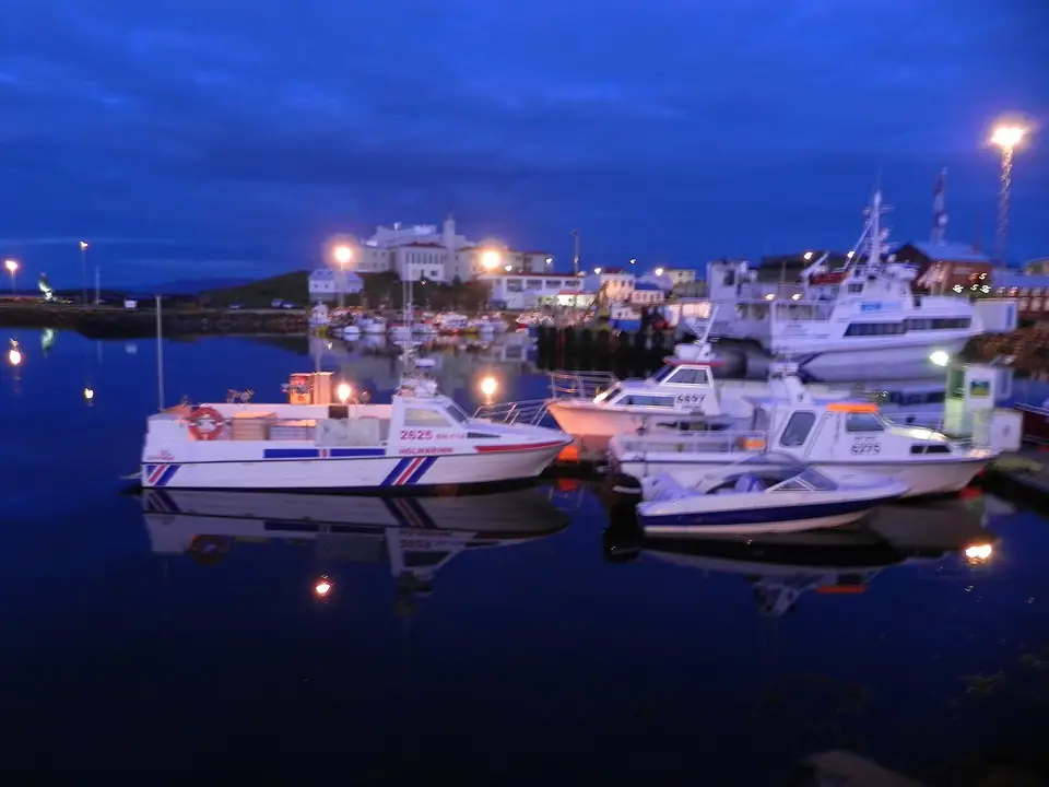 Bateaux illuminés dans le port de Stykkishólmur à la tombée du jour, sur la côte nord