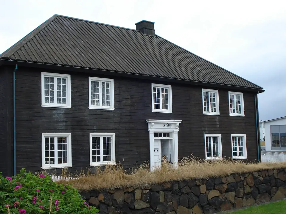 Norska húsið, la maison de bois sombre à deux étages et aux fenêtres blanches de Stykkishólmur