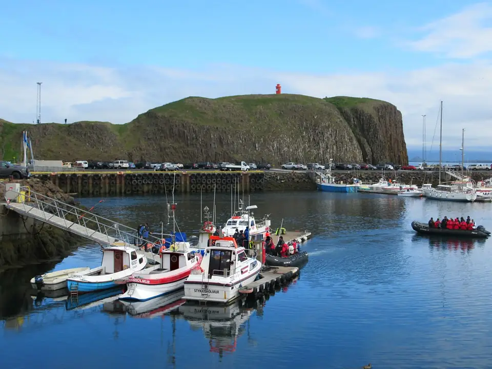 L’île de Súgandisey et son embarcadère dans le port de Stykkishólmur, ouest de l’Islande