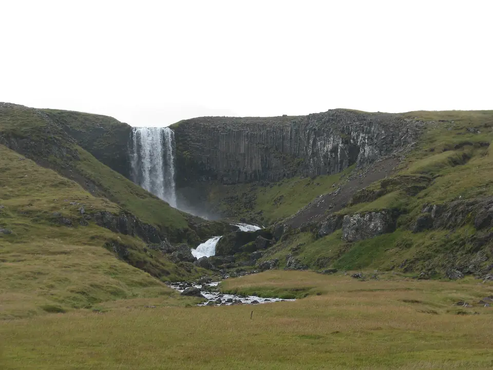 La cascade de Svöðufoss au creux d’une vallée verdoyante, sur la péninsule de Snæfellsnes