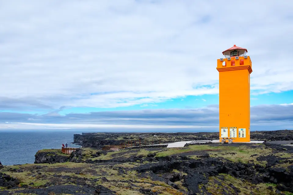 Oranje vuurtoren Svörtuloft aan de kust
