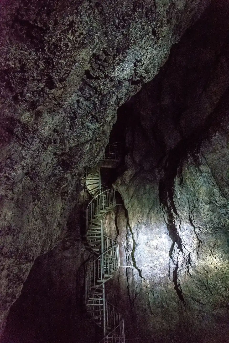 Wendeltreppe in der Lavahöhle Vatnshellir, von unten im Lampenlicht